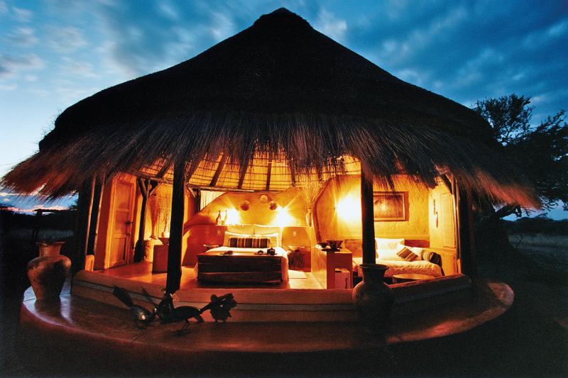 Namibia, Otjiwarongo, Okonjima Bush Camp, Hotelanlage, Chalet
