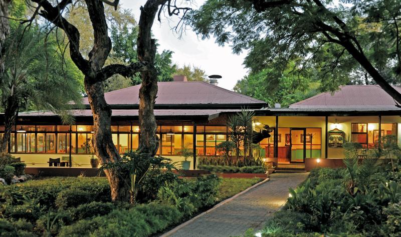 Botswana, Cresta Riley's Hotel, Garten und Haupthaus