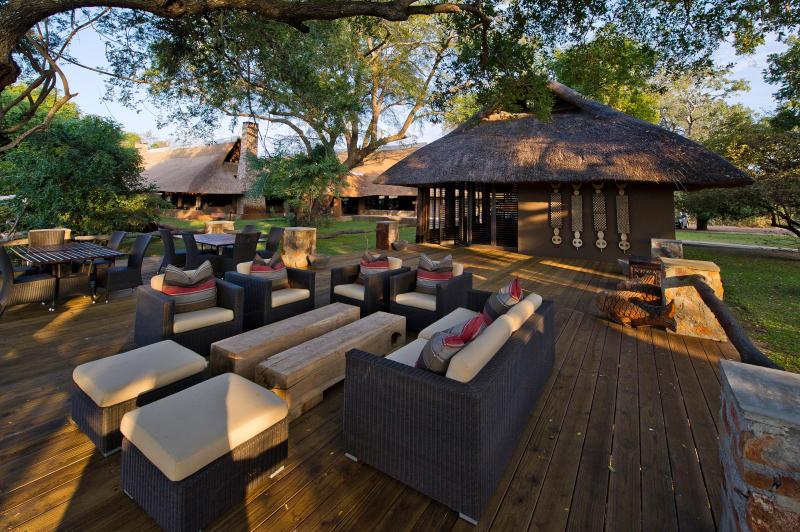 Sambia, South Luangwa Nationalpark, Mfuwe Lodge, Lounge Deck