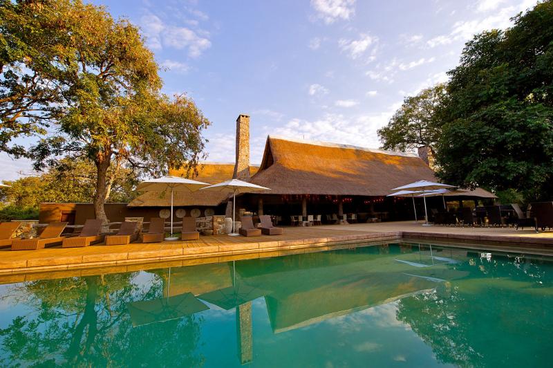 Sambia, South Luangwa Nationalpark, Mfuwe Lodge, Hauptgebäude und Pool