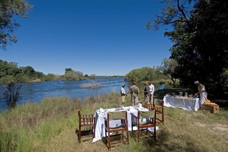 Sambia, Livingstone, Sanctuary Sussi & Chuma Lodge, Lunch am Zambezi Ufer