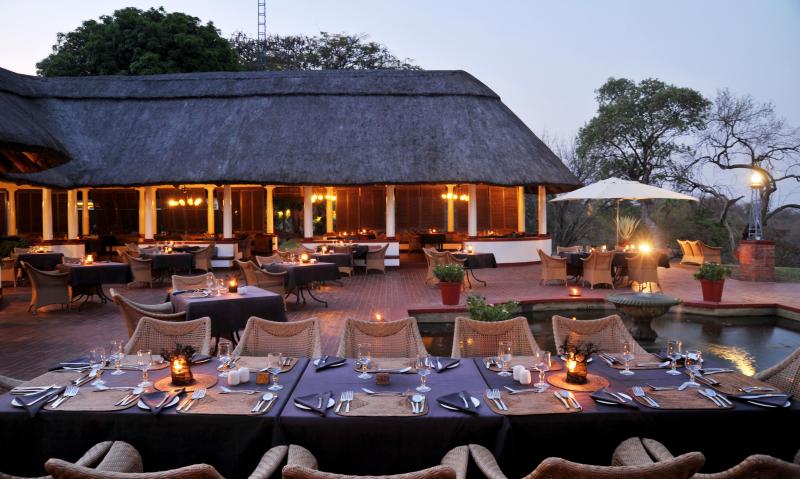 Simbabwe, Victoria Falls, The Victoria Falls Hotel, Open Air Restaurant