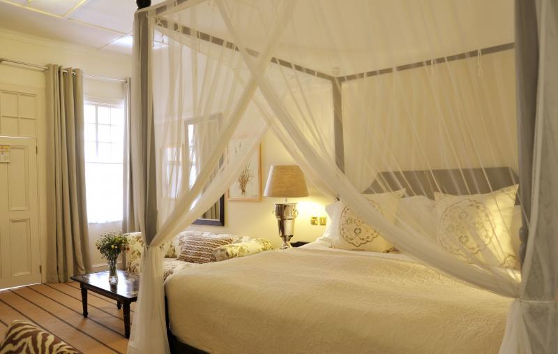 Simbabwe, Victoria Falls, The Victoria Falls Hotel, De Luxe Stables Zimmer