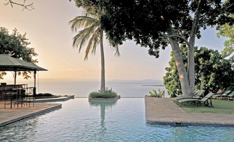 Simbabwe, Lake Kariba, Bumi Hills Safari Lodge, Pool mit Blick auf den Lake Kariba
