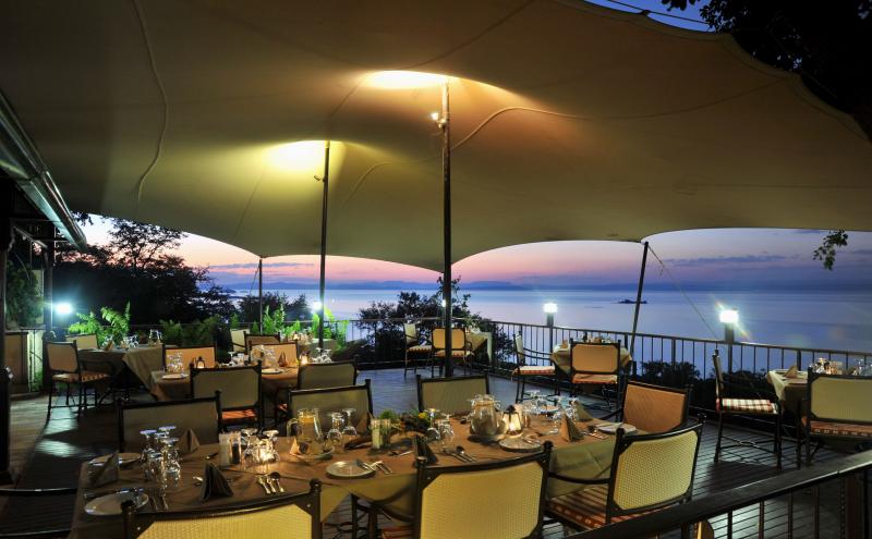 Simbabwe, Lake Kariba, Bumi Hills Safari Lodge, Dinner auf der Terrasse
