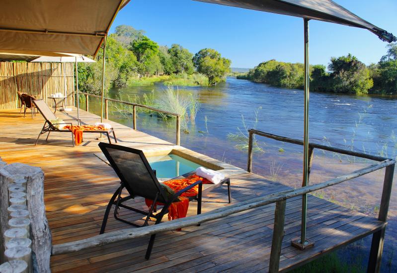 Simbabwe, Victoria Falls, Zambezi Nationalpark, Zambezi Sands River Camp, Pooldeck