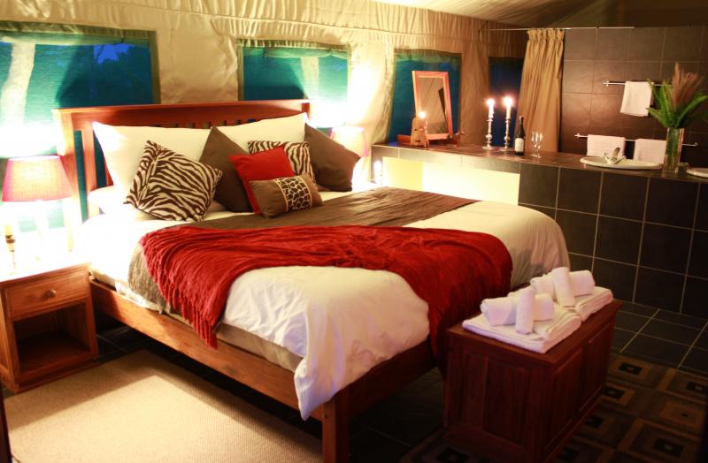 Simbabwe, Hwange Nationalpark, Bomani Tented Lodge, Spurwing Honeymoon Suite