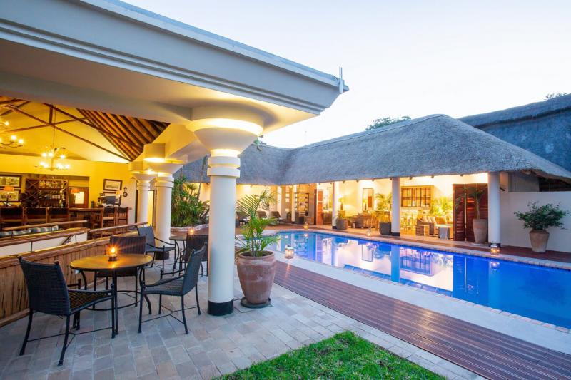 Simbabwe, Victoria Falls, Ilala Lodge, Pool