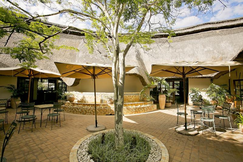 Simbabwe, Victoria Falls, Ilala Lodge, Innenhof