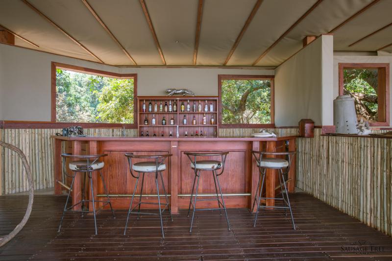 Sambia, Lower Zambezi Nationalpark, Sausage Tree Camp, Bar