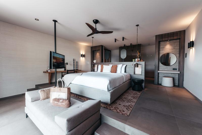 Curacao, Willemstad, Kontiki Beach Resort, Zimmerbeispiel Beach Front Suite