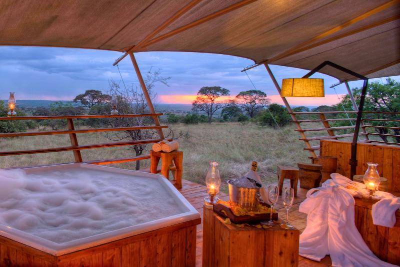 Tansania, Serengeti, Serengeti Bushtops Camp, Camp-Terrasse mit Plunge Pool