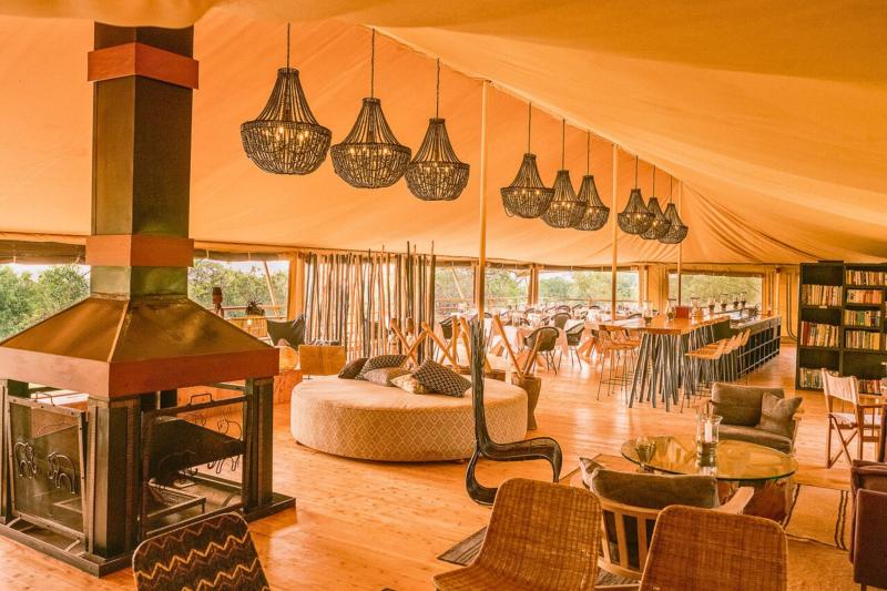 Tansania, Serengeti, Serengeti Bushtops Camp, Lounge mit Kamin